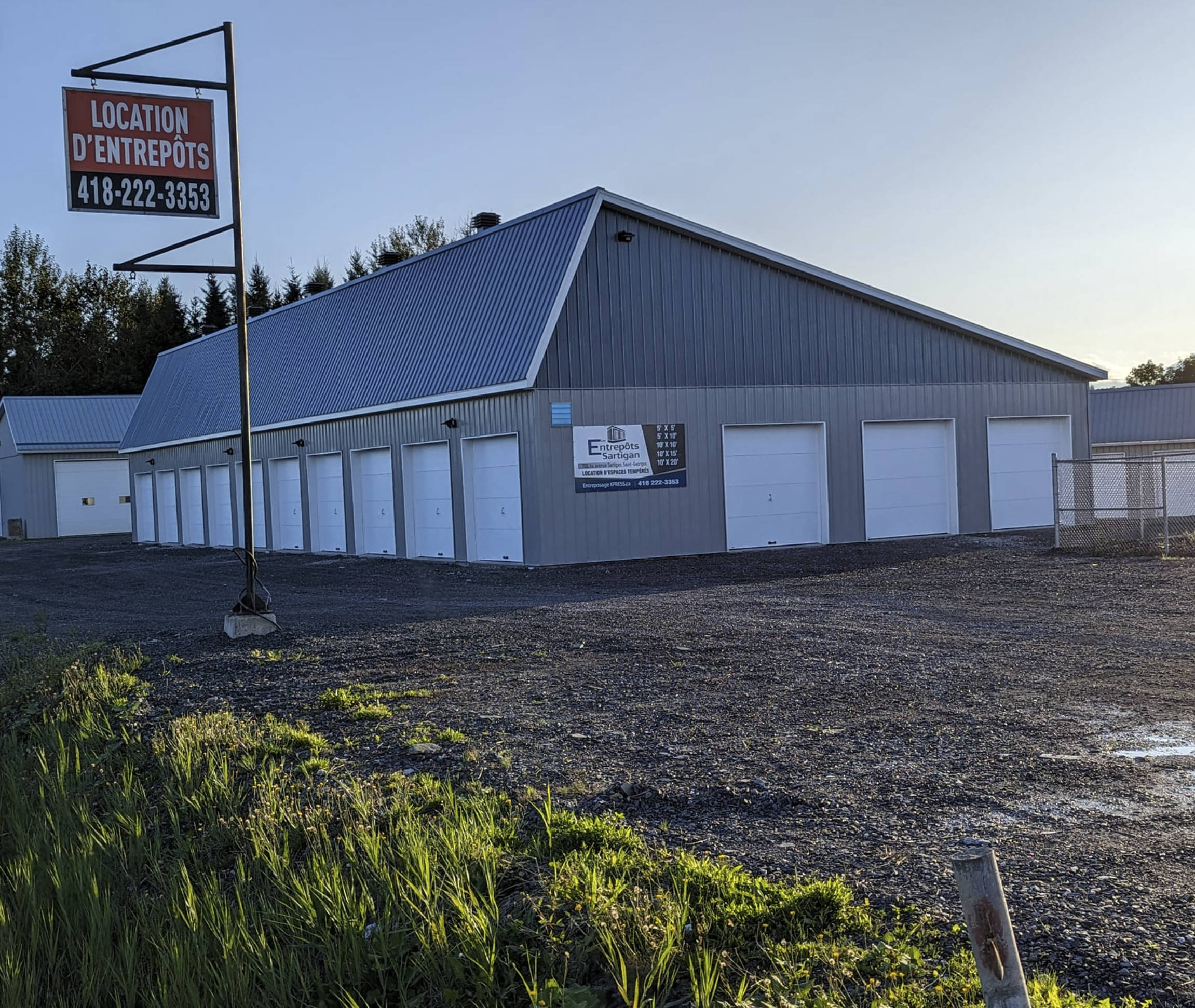 Entrepôts Sartigan extérieur été