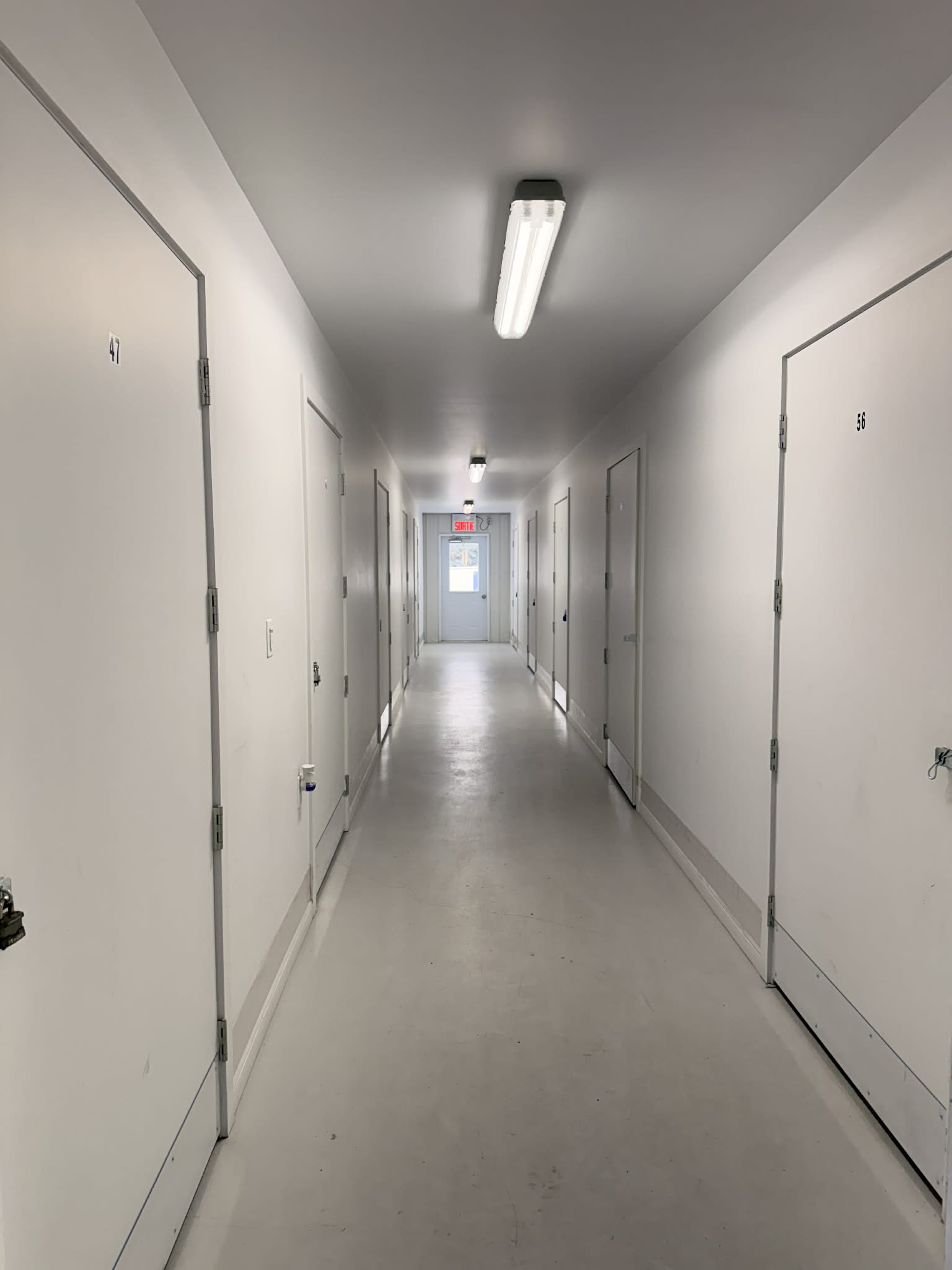 Corridor intérieur entrepôts chauffés