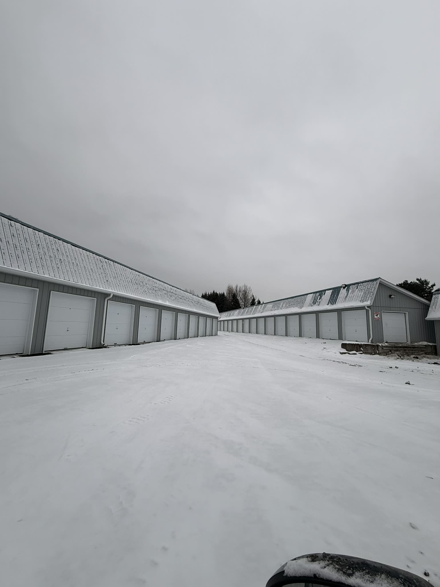 Deuxième allée des entrepôts extérieurs Sartigan