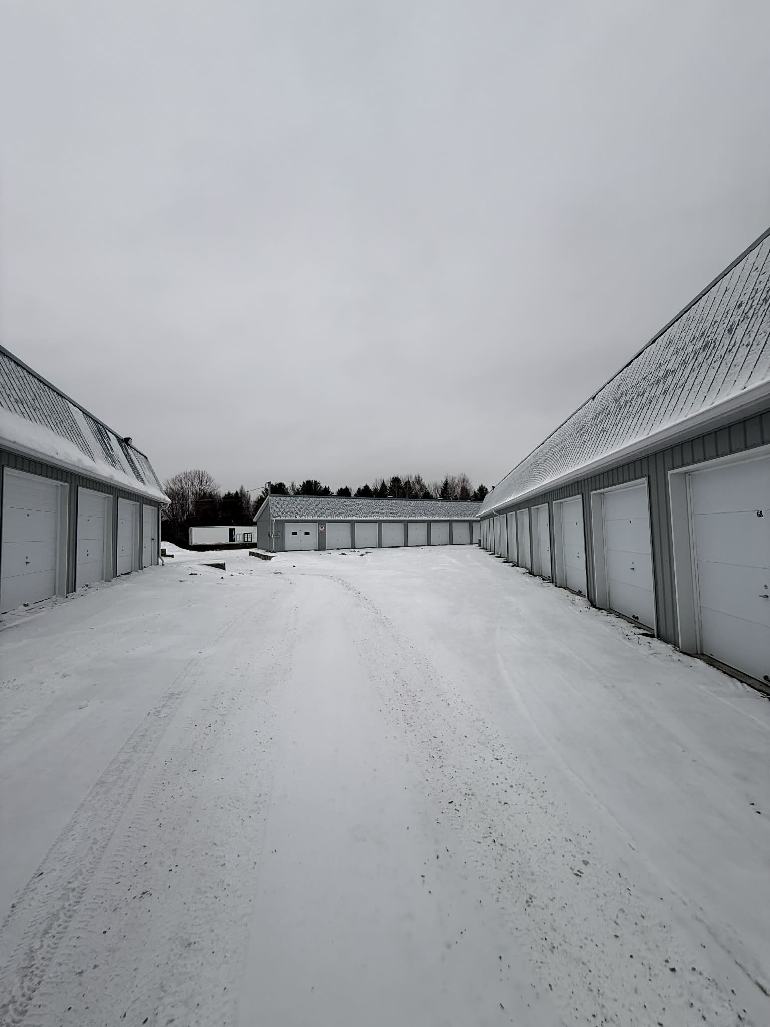 Rangée de mini-entrepôts extérieurs